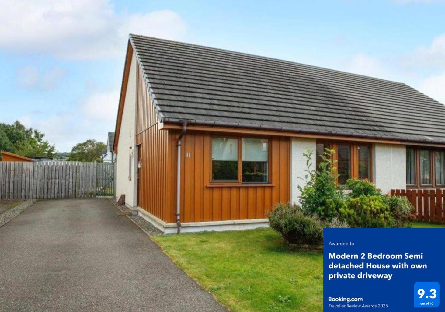 Modern 2 Bedroom Semi Detached House With Own Private Driveway インヴァネス エクステリア 写真