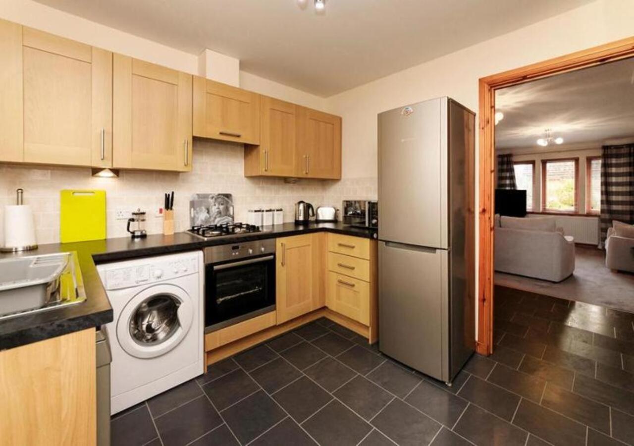 Modern 2 Bedroom Semi Detached House With Own Private Driveway インヴァネス エクステリア 写真